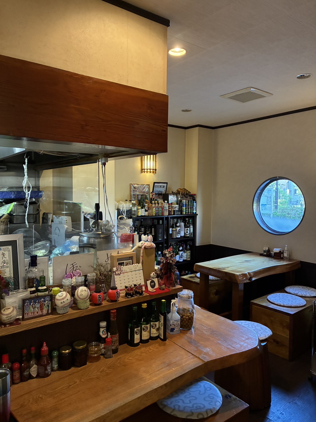 店内のカウンター席
